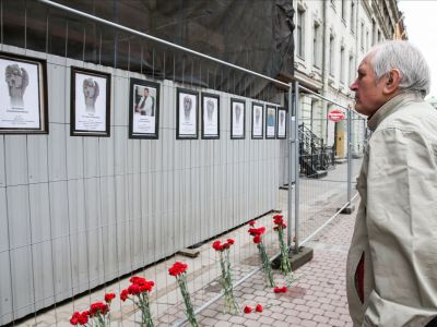 Стена памяти умерших от Covid-19 медиков в Петербурге. Фото: Сергей Николаев / РГ