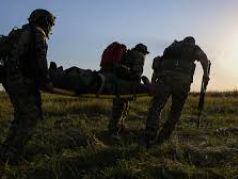 Российские военные несут раненого сослуживца. Фото: Евгений Биятов / РИА Новости